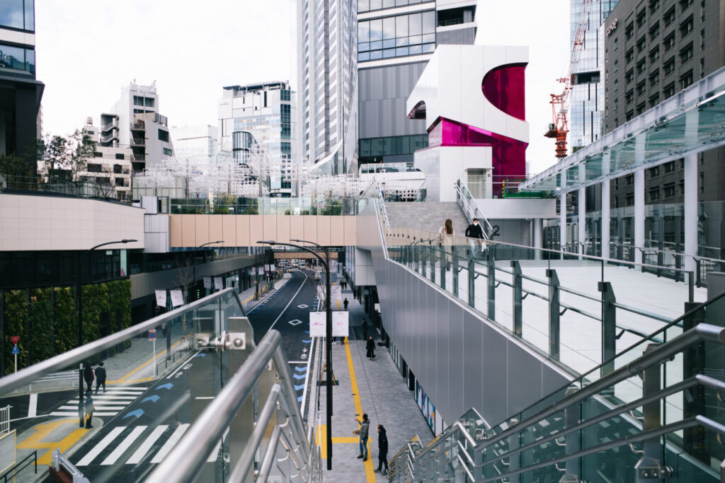 渋谷サクラステージ・渋谷駅新南改札側出口の階段上からの写真です。