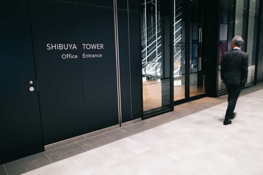 渋谷タワーのオフィスエントランスです。スクウェアエニックスなど多数の企業が入居するとのこと。